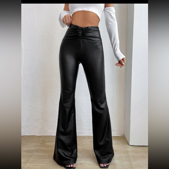 🖤🖤NWOT-RUCHED PU LEATHER FLARE LEG PANTS SZ M🖤🖤 - Picture 2 of 6